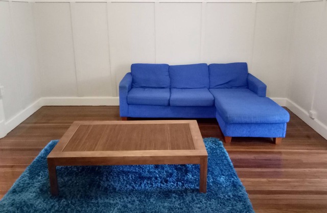 Historic Queenslander with parking and free WiFi