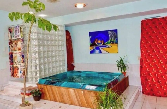 Historic skatepark w/Hot Tub located near Abe Lincoln's home!