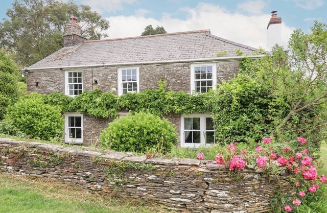 Historic spacious Grade II Listed Georgian Farmhouse on the coast of Cornwall
