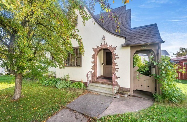 Historic Tudor Cottage - Cute 3 Bedroom Home