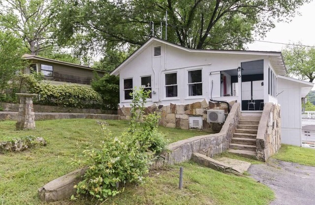 Historic Water's Edge Cottage 6