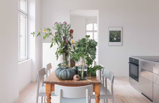 HOCHPARTERRE WEST: wood-burning stove, west-facing balcony and kitchen island