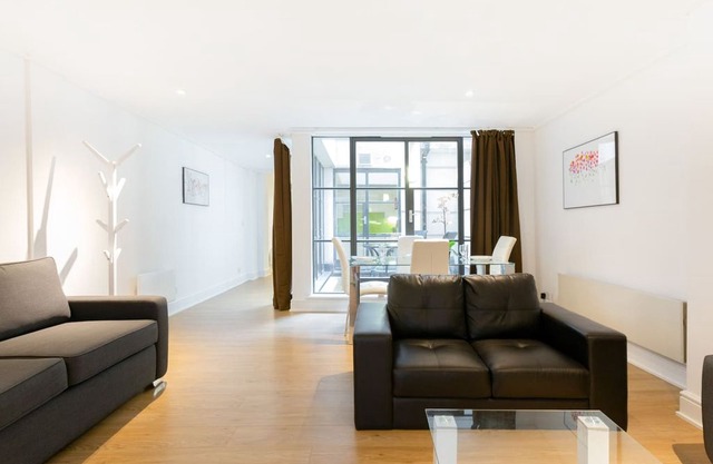 Holborn - Chancery Lane Area Super Central 1BR with Private Patio