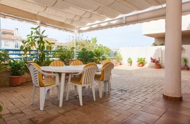 Holi-Rent Albatros Apartment with spacious terrace, near the center & the beach