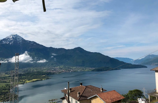 Holiday Apartment '4' with Lake View, Shared Pool and Wi-Fi