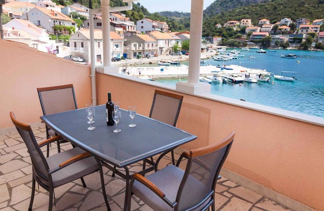 Holiday apartment with a sea view and terrace only 50 m from the beach