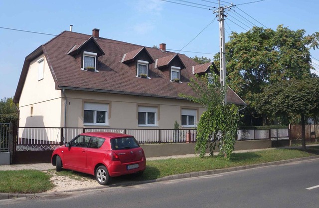 Holiday apartment with garden pavilion in the middle