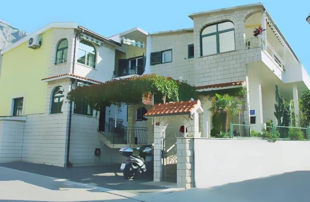 Holiday apartment Makarska for 1 - 6 persons with 2 bedrooms - Holiday apartment