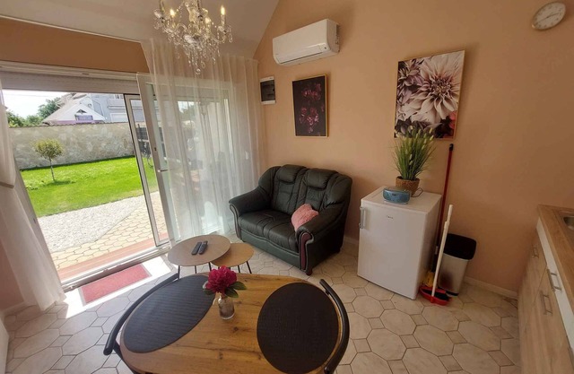 Holiday apartment on the ground floor, well-equipped kitchen and a view of the garden
