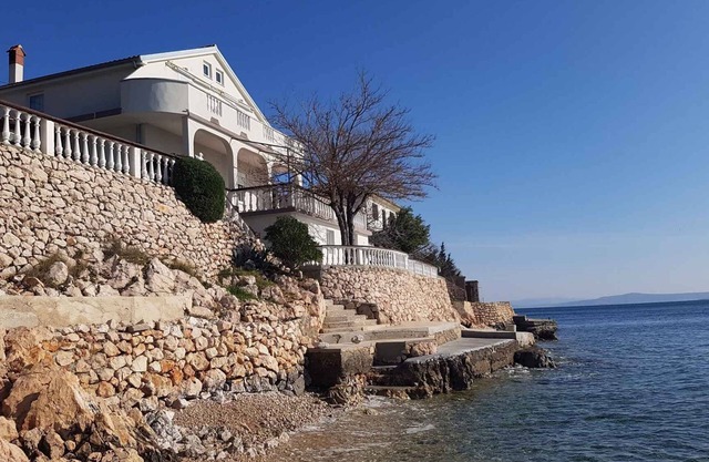 Holiday apartment with air conditioning right on the water