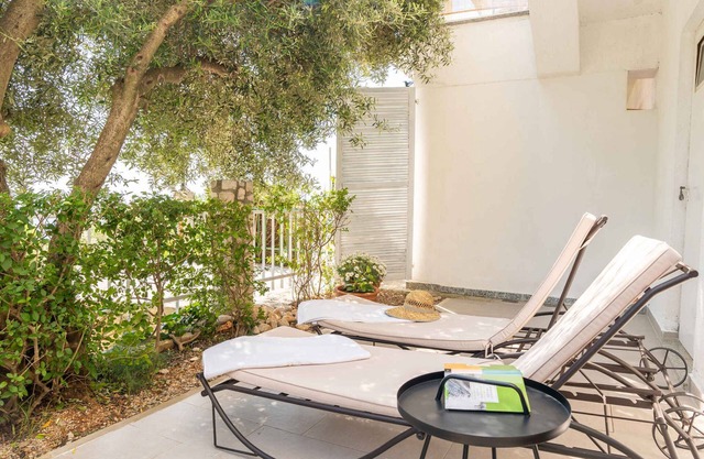 Holiday apartment with terrace and sea view