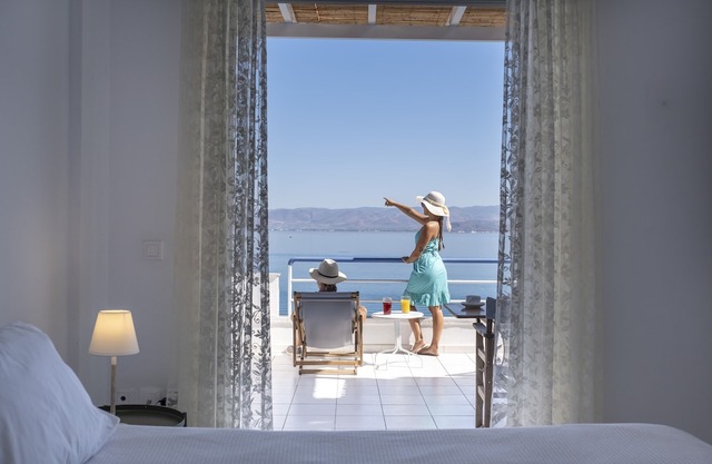 Holiday beach Studio, Unique sea view balcony, near Nafplio, Mycenae, Epidaurus