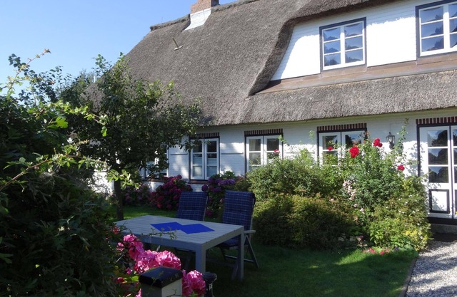 Holiday by the sea in a thatched house with sauna