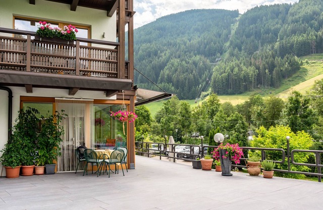 Holiday flat 'Zimmerhofer Dolomiti' with wellness facilities at Hotel Schwarzenstein.