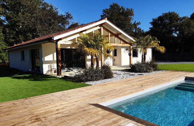 Holiday house with swimming pool near the ocean
