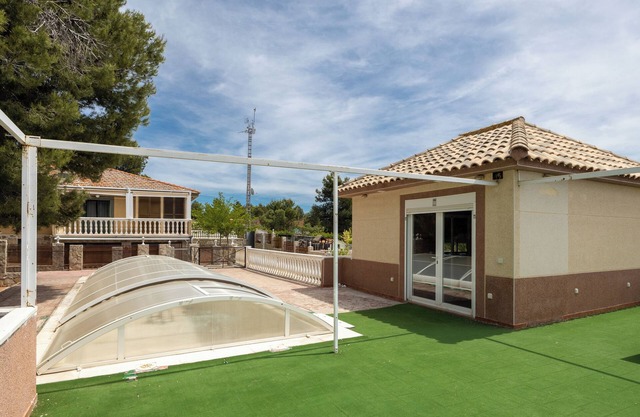 Holiday Home 'Los Naranjos' with Mountain Views, Wi-Fi, and Air Conditioning