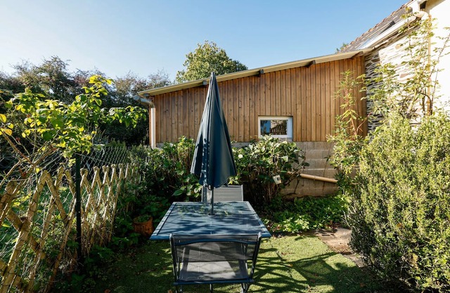 Holiday Home 'Halte Au Bord De L’Aulne' with Private Garden