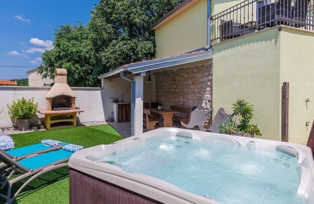 Holiday Home Ana with private Whirlpool