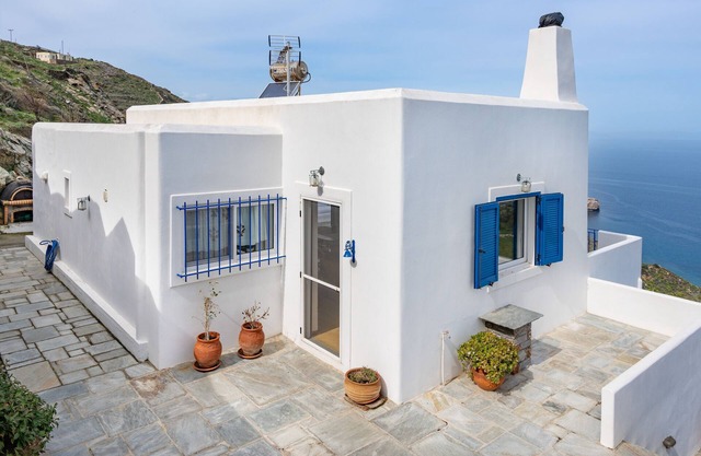 Holiday Home 'Blue and White' with Sea View