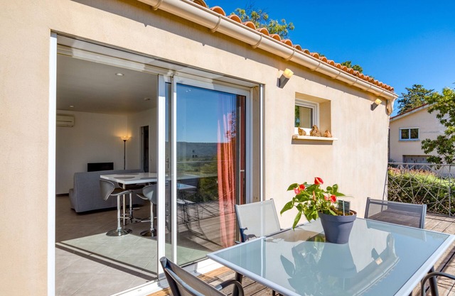 Holiday Home 'Entière Évasion Nature' with Mountain View, Wi-Fi and Air Conditioning