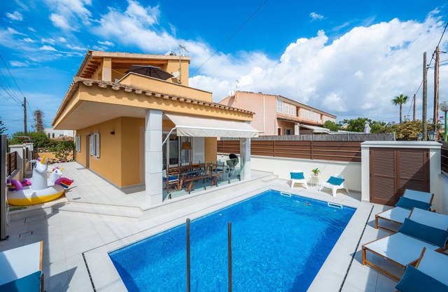 Holiday Home 'Es Reco' with Private Pool, Wi-Fi and Air Conditioning