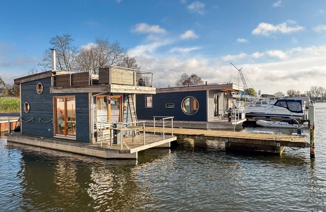 Holiday Home 'Hausboot Irene Mit Kamin - Doveelbe' with Lake View, Private Terrace and Wi-Fi