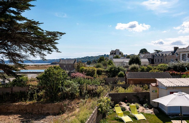 Holiday Home 'Le Paradis Sur Mer' with Private Terrace and Private Garden