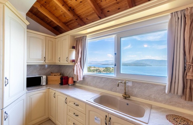 Holiday Home 'Nikolas House' with Sea View, Balcony and Wi-Fi