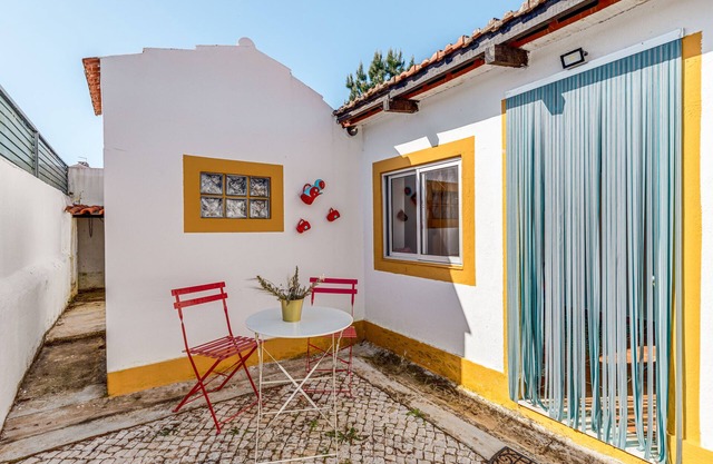 Holiday Home "O Mundo Da Lua - Galinheiro" with Shared Garden and Wi-Fi
