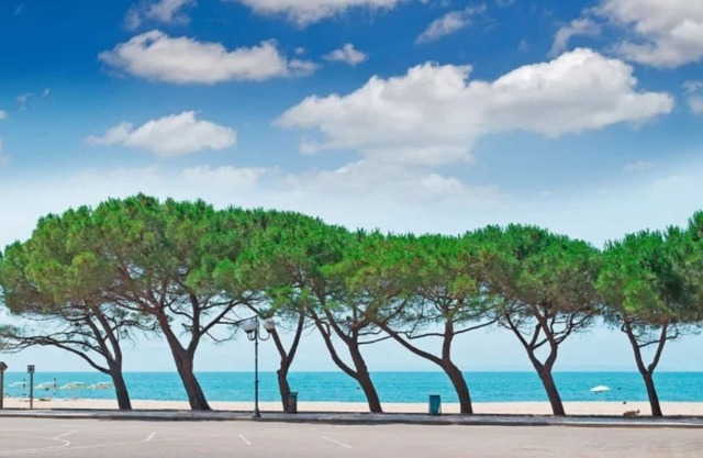 Holiday home on the Torregrande seafront, 30 meters from the seashore