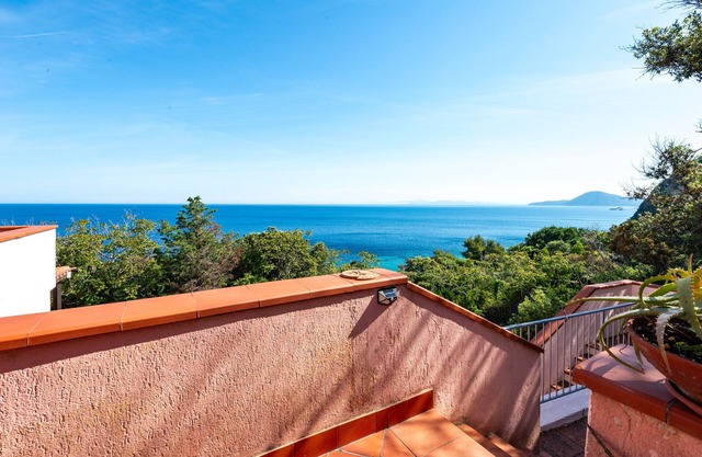 Holiday Home 'Trilocale Maestrale Beach' with Sea View, Terrace and Air Conditioning