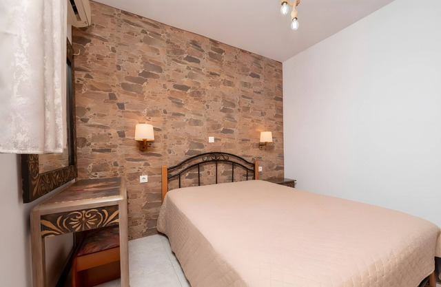 Holiday Home 'Two Bedroom' with Sea View, Wi-Fi and Air Conditioning