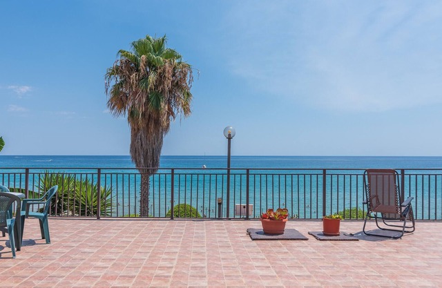 Holiday Home 'Villa Nave da Crociera' with Sea View, Garden & Wi-Fi