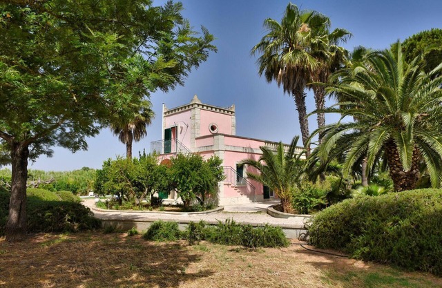 Holiday home "Villa Sirgole Rosa" with infinity pool