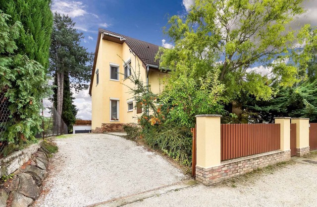 Holiday home with pool, WiFi, dishwasher