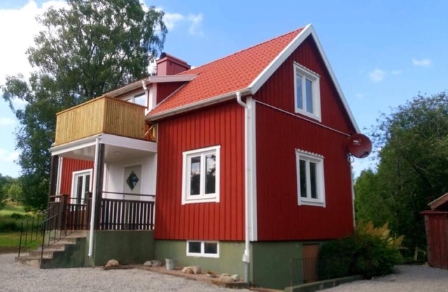 Holiday home with water view