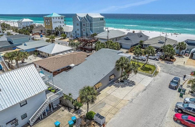 Holiday House - 6 Bedrooms, Hot Tub - Steps from the Beach!