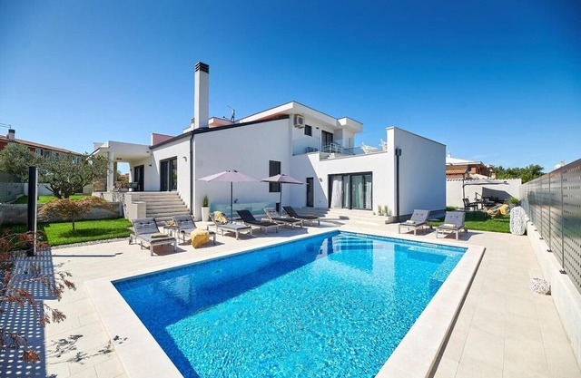 Holiday house Buje for 8 - 10 persons with 4 bedrooms - Holiday house