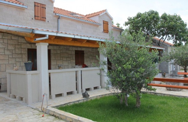 Holiday house Niksi Skrip, Island Brac