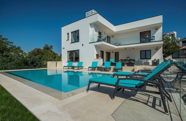 Holiday house Pula for 1 - 10 persons with 4 bedrooms - Holiday home