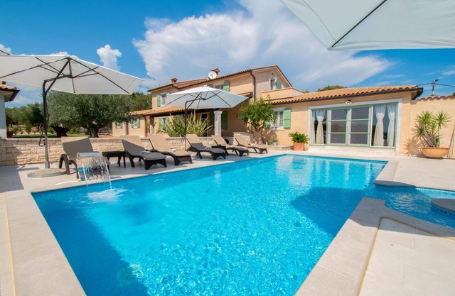 Holiday house Rasa for 1 - 8 persons with 4 bedrooms - Holiday home