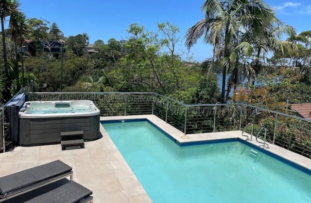 Holiday in this beautiful harbourside retreat.