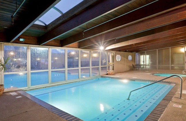 Holiday Inn and Suites Overland Park West by IHG