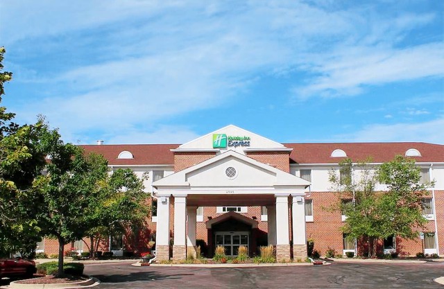 Holiday Inn Express Hotel & Suites Chicago-Algonquin, an IHG Hotel