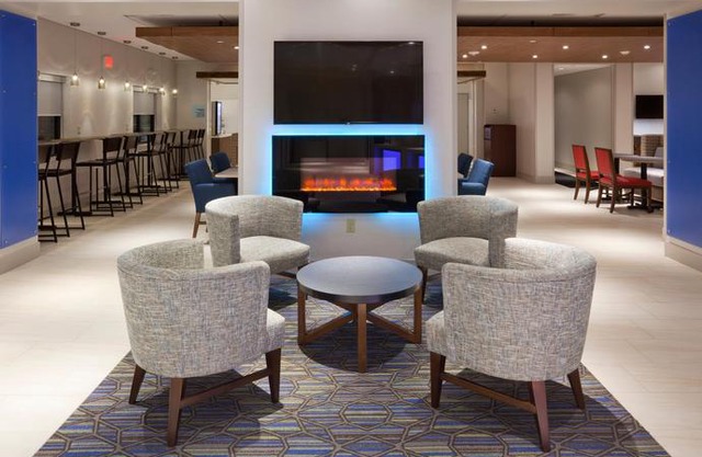 Holiday Inn Express Roseville-St Paul