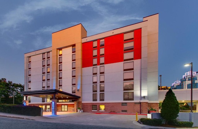Holiday Inn Express & Suites Atlanta Perimeter Mall Hotel by IHG