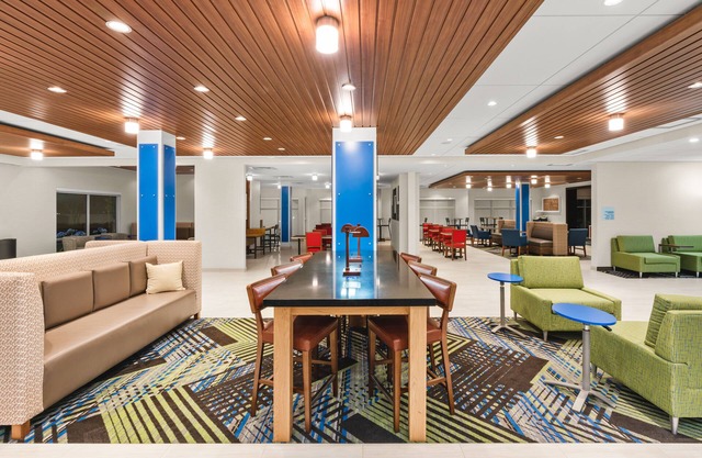 Holiday Inn Express & Suites Suisun City by IHG