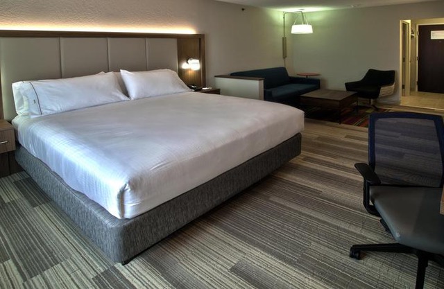 Holiday Inn Express & Suites Evansville North