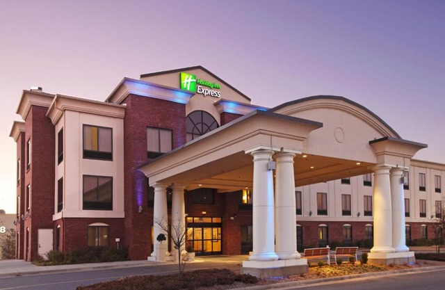 Holiday Inn Express & Suites Pine Bluff/Pines Mall by IHG