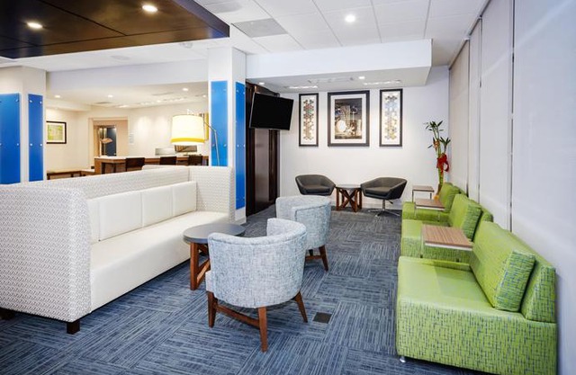 Holiday Inn Express & Suites Chicago North Shore - Niles